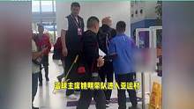 姚明排队进亚运村被拍，身高比大门还高，到食堂打饭引人瞩目