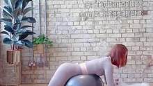 #瑜伽 #瑜伽球 保持平衡需要更多的专注和身体协调能力，双手保证宽于肩膀压实垫面，让自己尽情享受整个