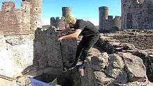 大神踩着它从古堡墙上垂直跳下，差一点点就车毁人亡_超清