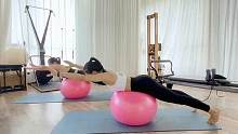 让背部变薄的方法|改善肩颈酸痛、圆肩驼背～#普拉提 #减脂塑形 #瘦身 #核心训练 #健身球 #背部
