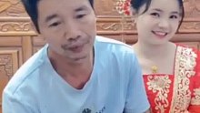 最小的女儿也出嫁了，两人合影时 父亲忍不住上楼哭了