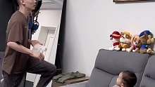 爸爸用假动作骗过萌娃 趁孩子不注意吃掉其手中的奶酪 这动作够熟练的