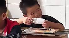 老师给男生写鼓励小纸条，孩子看了许久露出腼腆的笑容，“老师 你是第一个说我很乖的人”#感动瞬间 #师