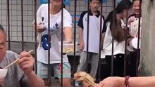 当酒席摆在学校旁边，学生们纷纷拿碗隔着栅栏蹭席，主家有福气 金童玉女不请自来