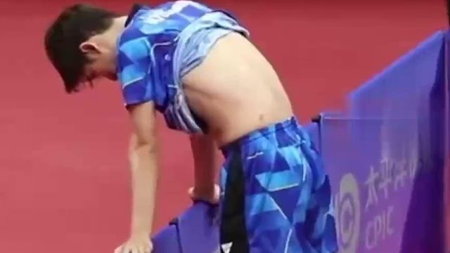 中国香港#黄镇廷 晋级八强，日本男单选手被打崩溃，扶杆冷静后倒地抓发。
