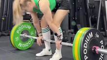 可爱小姐姐，传统硬拉10次做组，太轻松了。#力量举 #硬拉 #健身氮泵 #撸铁女孩 #力量举女孩