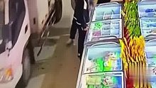 厢式货车没关门开进市场，过道上有3人正在买东西……