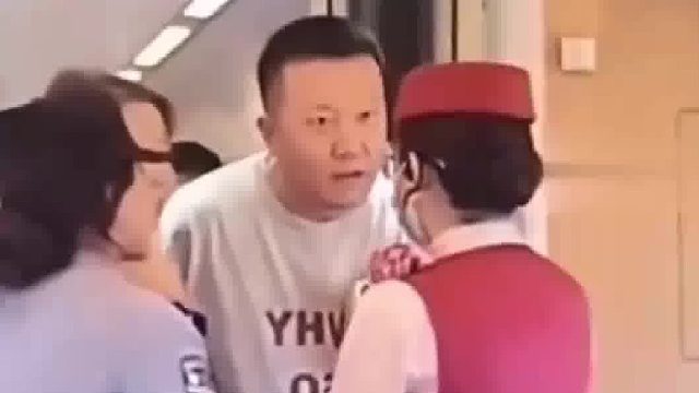 男子找列车长解决问题未果，列车长叫来乘警引发争吵，男子一段话让两人语塞