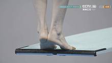 中国选手李亚杰跳水女子1米跳板决赛第一跳58.80分！