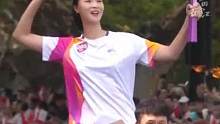 #女排火炬手的标志性动作  周苏红和惠若琪隔空打排球。#闪耀吧亚运
