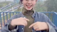 女生户外拍手势舞，明眸皓齿 活泼可爱，“中国人有自己的Lisa”