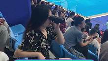 #杭州女生拿10倍镜看游泳比赛 我怎么没想到用望远镜看啊！ #杭州亚运会