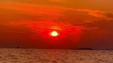 #海边日落 只想永遠在海上，忘卻所有城市裡所有煩心事#一起看海 #日落沉溺于橘色的海