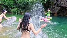 快乐的时光#这才是真正的游山玩水 #美女户外活动戏水嗨翻天了