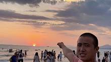 今天三亚湾的落日真美，最近三亚的天气和旅游都不错！#海边日落晚霞 #三亚旅游攻略 #三亚湾风景 #椰