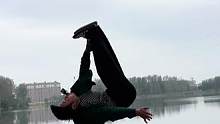 湖边帅气空翻 ，感受大自然气息。
#放飞心情拥抱大自然 #行云特技