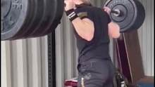 《横向逃杠》，深蹲逃杠经典反面典型。只能说幸亏用的竞技片，#深蹲 #力量举 #翻车现场 #撸铁