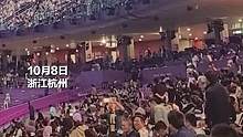 这气氛绝了！10月8日，浙江杭州，亚运会现场掀起“人浪”。“我见过你最非凡的模样！”
