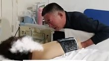 妈妈生命最后的时刻，爸爸陪在病床前 流下眼泪