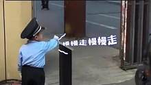 宝宝穿着安保服在小区门口指挥（视频来源：