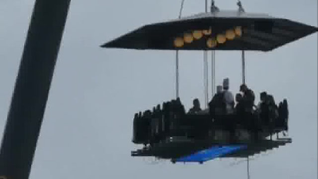 一酒店用起重机 把顾客吊到50米高空用餐 下午茶1288