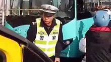 代步车老年车逆行堵住了路，警察鞠躬求让行，这早该管管了好吧