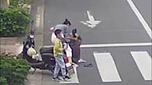 92岁老人摔倒 热心路人纷纷出手（来源:人民日报）#暖心一幕