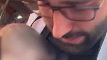 巴勒斯坦记者坐在救护车上，抱着小婴儿的尸体悲伤哭泣：有人敲车窗放到我怀里