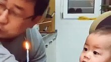 萌娃独特的吹蜡烛方式 火都没反应过来就灭了
