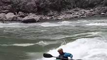 在激流中感受刺激
#皮划艇 #激流 #水上运动 #冲浪 #一起来玩水