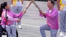 亚残会火炬交接的两次跪地。一跪是温情，一跪是平等#亚残会