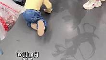 孩子社牛，在地铁上用湿纸巾擦地，妈妈尴尬的尴尬症都犯了“把他送我家来，我给他买好吃的”#人类幼崽迷惑