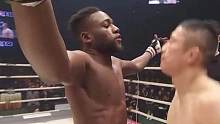 黑人选手擂台顶头挑衅辱骂，结果直接被暴揍降服，过程太解气 #搏击 #ko #mma综合格斗 #综合格