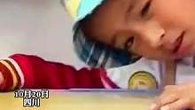 男孩调整班级桌子位置，歪头瞄准相当认真，网友：高考第一志愿填土木工程系。来源：@萨萨.  （编辑：那