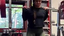 备战谢菲尔德，阿曼达深蹲225kgx3。#深蹲 #力量举 #健身氮泵 #力量举女孩 #撸铁