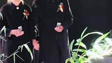 88岁爷爷牵着84岁奶奶上台，为亲手带大的孙女送上婚戒。从青丝到白发诠释了爱情最美好的样子。