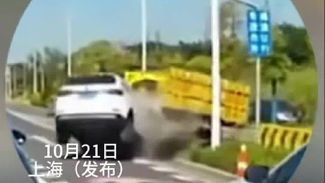 前方突然发生车祸实习小车神躲避，看似青铜实则王者！