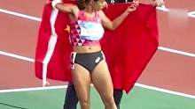 #杭州亚残运会 上梁燕芬在女子100夺冠后，披上了国旗，但由于视力障碍，她没法辨别国旗的方向，披反了