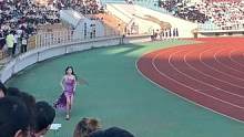 一女生运动会开幕式快迟到了，在操场上奔跑时被网友抓拍，这短短几步，跑进了多少人的心巴!  来源： @