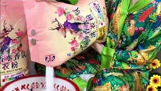 真是不敢相信啊！這么一大包足足十斤的香氛洗衣粉才十幾塊，不僅洗的干凈，洗完的衣服柔軟還留香，實(shí)惠又好