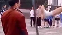 学校运动会跳高比赛，男生失误踢倒栏杆，体育老师无辜“躺枪”。网友：感觉好疼啊，心疼体育老师三分钟。#