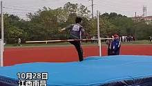 江西一高校运动会上，男生参加跳高比赛，结果失误把杆拿跑了，把裁判整不会了。#跳高能让人多社死 视频来