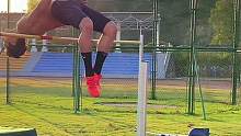 #跳高 #娃逗哥哥 “舒服的助跑方式，堪称背越式跳高技术里面的武功秘籍  ”记得点赞收藏➕关注（基础