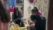 女大学生在宿舍创业，宿舍门口排起了大长龙，男寝：我没瞎说 女寝天天搞电焊