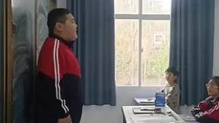這個(gè)小班長(zhǎng)弄了像那回事 人總是在吃肉的時(shí)候夸肉香 洗碗的時(shí)候罵碗臟 表面都是心連心 背后確在玩腦筋 