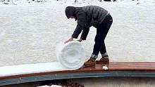 长春迎来第一场大雪，男子徒手卷“雪毯”越卷越大! 网友:你再铺回去我就服你    来源：@美伢家
