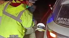 司机燃油耗尽被困 交警深夜及时送油解困#感人一幕 (编辑：努尔波拉提)
