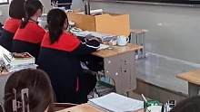 可见同学在擦黑板扬起了灰尘，前排女生看见老师杯子没盖用书帮忙挡住，观察仔细，他人着想！#学生时代 #