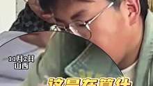监考老师拍下考试名场面，学生自制色子“猜答案”，网友：你这是在演我？来源：@1只鑫  （编辑：那尔阿