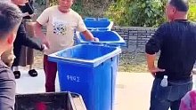 男子用垃圾桶拦路不让婚车过，必须给两条烟才让开